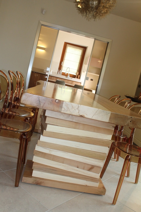 sala da pranzo con tavolo in legno dettaglio