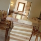 sala da pranzo con tavolo in legno dettaglio