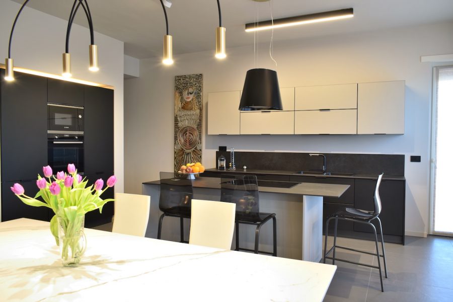 Ristrutturazione e redesign di un luminoso e ampio appartamento al 10° piano a Torino